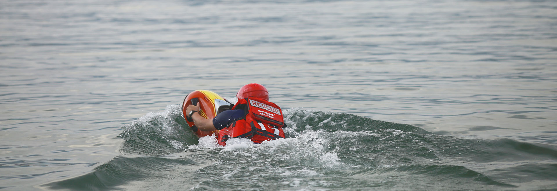 อุปกรณ์ความปลอดภัยน้ำประเภทไหนที่นักว่ายน้ำควรติดตั้ง